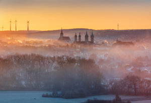 Deutschland, Sachsen-Anhalt, Naumburg, Sonnenaufgang, Morgennebel, Blick auf die Stadt Naumburg mit Dom und Wenzelskirche Deutschland, Sachsen-Anhalt, Naumburg, Sonnenaufgang, Morgennebel, Blick auf die Stadt Naumburg mit Dom und Wenzelskirche